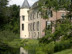 De-witte-middeleeuwse-toren-van-Huis-Doorn