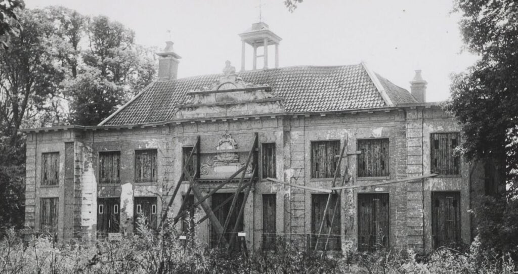 Beeckestijn - huis vervallen en in camourflagekleuren-aeca87f0